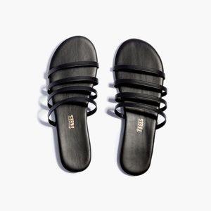 New size 7 black 4 strap sandal